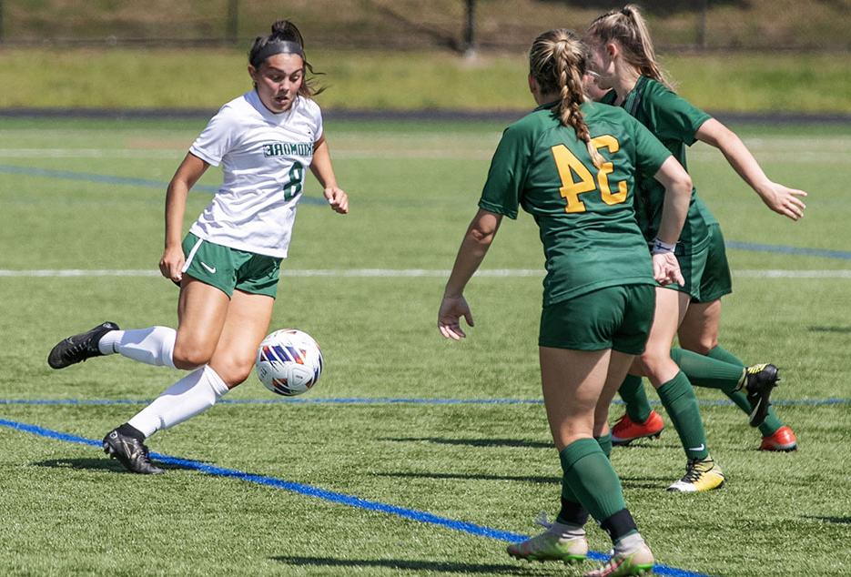 Ella Stone ’25 dribbling the ball